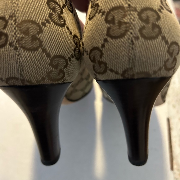 Gucci Women's GG Canvas Pump in Beige with Signature Web Stripe - Picture 4 of 5